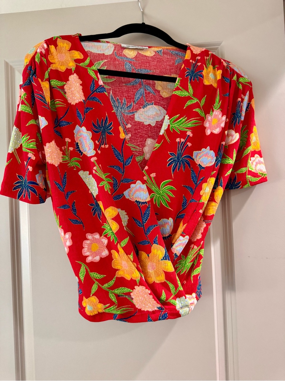 ZARA Trafaluc Red Floral Wrap Top Size M Short Sleeve V Neck - NEVER WORN